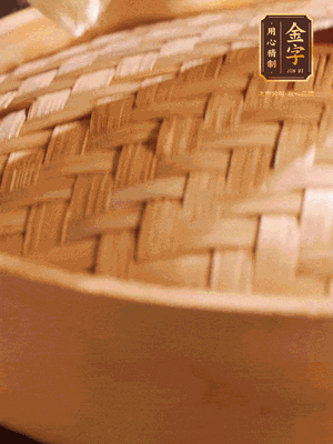 將香腸、醬油肉、臘肉放入蒸容蒸20分鐘