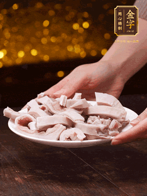 豬肚冷水下鍋，姜蔥料酒去腥，水開煮5分鐘，撈出，切小塊。