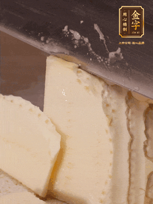 冬筍去殼切片，水開后煮2分鐘焯水
