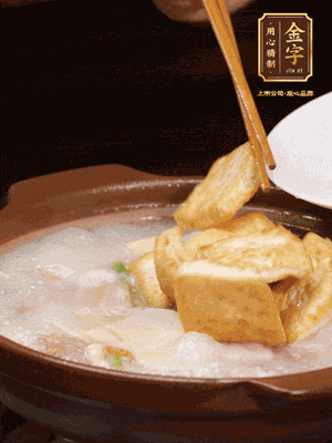 倒入開水大火煮開，轉(zhuǎn)中小火放咸肉，放一點(diǎn)點(diǎn)糖、味精慢燉10分鐘
