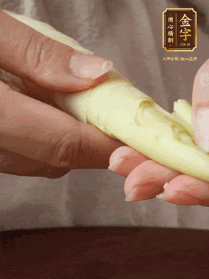 春筍沿著外皮豎著淺劃一刀，剝下外殼，切掉尾部的老根，切滾刀塊。（這個(gè)時(shí)候的春筍最為鮮嫩脆爽，不需要焯水去除澀味）