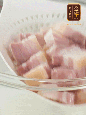 金字淡咸肉、排骨分別加料酒、蔥、姜冷水下鍋焯水，水開撇去浮沫撈出。