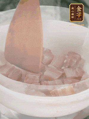 砂鍋內(nèi)咸肉微微煸出香味，再倒入開水。放排骨滾開后轉(zhuǎn)中小火篤30分鐘。（水盡量一次加足，以免中途加水沖淡鮮味。這一步是湯底濃白的關(guān)鍵）