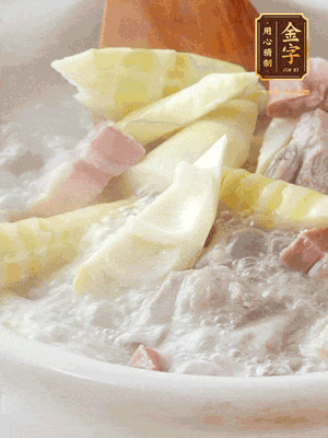 開蓋后放春筍，小火慢篤20分鐘左右，出鍋后盛出。