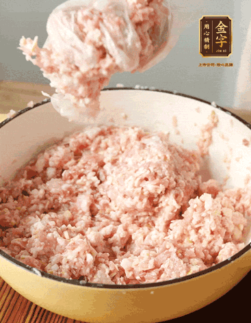 肉丁、咸肉丁、一丟丟鹽、料酒拌勻，反復(fù)摔打上勁。接著加入1兩蔥姜水，反復(fù)拌勻摔打上勁。前后共加3遍。3遍后筍丁，接著反復(fù)摔打上勁。最后加入1個(gè)蛋清、3茶匙生粉拌勻摔打上勁