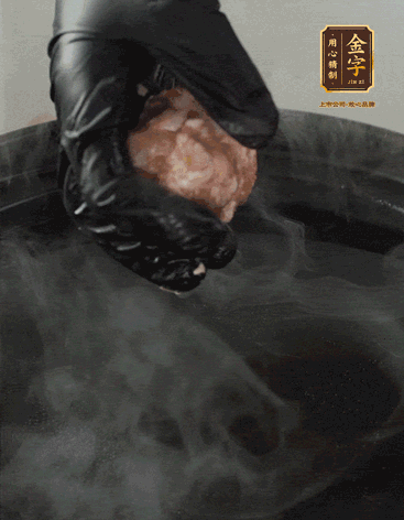 獅子頭摔打至圓潤(rùn)牢固，等水煮開后，放獅子頭