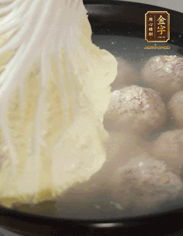 等獅子頭浮起來時(shí)再加白菜蓋。小火慢燉2小時(shí)