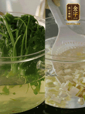 春筍切丁焯水；薺菜加鹽焯水，過涼水后切成細(xì)末