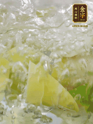 春筍沿著外皮豎著淺劃一刀，剝下外殼，切掉尾部的老根，切滾刀塊。簡單焯水去澀味。