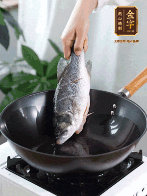 熱油，加1大勺豬油、姜片，再下鱸魚，煎至定型后翻面。（加點(diǎn)豬油，燉出的魚湯更容易變?yōu)榍逅哪贪咨＃?>
					</div>
					<span>步驟 3/6</span>
					<p>熱油，加1大勺豬油、姜片，再下鱸魚，煎至定型后翻面。（加點(diǎn)豬油，燉出的魚湯更容易變?yōu)榍逅哪贪咨?。?/p>
				</li><li>
					<div   id=