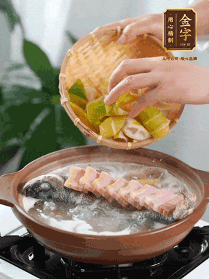 倒開水燉煮后轉(zhuǎn)移入砂鍋，淋料酒去腥、加少許鹽調(diào)味，再依次加咸肉、春筍燉煮15分鐘。