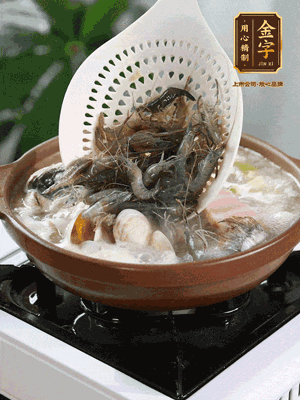 最后加一把蛤蜊、一把河蝦燜2分鐘，放一點(diǎn)白胡椒粉調(diào)味，撒上蔥花點(diǎn)綴！