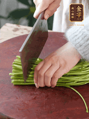 正嫩的藜蒿，掐頭去除根部，切小段