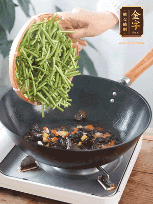 熱油煸香蒜末、姜粒、小米辣，再下臘肉煸炒出香味