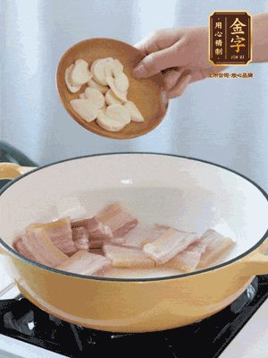 熱油下咸肉煸出香味，加蒜片、毛豆翻炒均勻