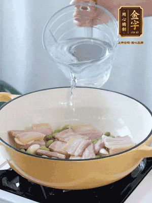 倒入熱水，加絲瓜、腐竹