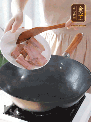 豬油熱鍋，下咸肉煸香，再下蔥姜提鮮