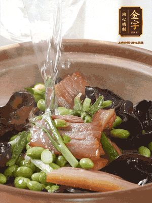 轉(zhuǎn)入砂鍋，加入開水、百葉結(jié)燉煮10分鐘