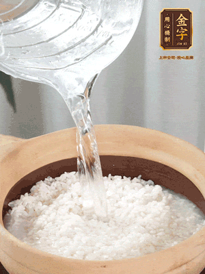 倒入浸泡30分鐘的米，中火煮開后轉(zhuǎn)小火。