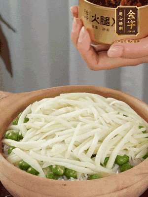 到水微干，放上豌豆、茭白絲。
