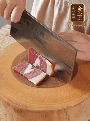 金字火腿切片，溫水浸泡5分鐘。