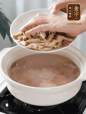 再下筍干段，加水、少許黃酒中火燉煮15分鐘。