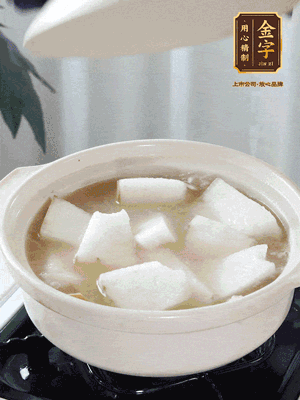 最后下冬瓜繼續(xù)燉煮10分鐘，撒上蔥花點綴。