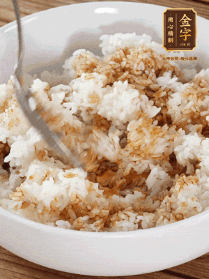 隔夜米飯加入生抽、芝麻油攪拌均勻