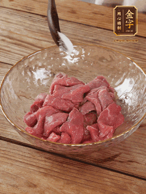 牛肉切丁，加黑胡椒海鹽、橄欖油腌10分鐘