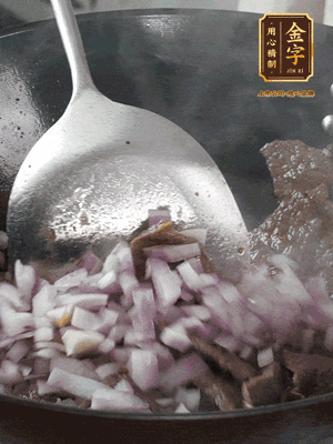 橄欖油熱鍋，牛肉丁炒至焦香狀態(tài)，下洋蔥丁翻炒出香味