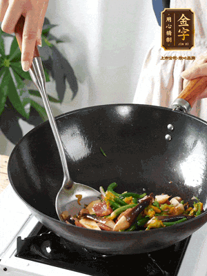 煸香蒜末，下香腸翻炒均勻，再依次下雞縱菌、黃瓜花