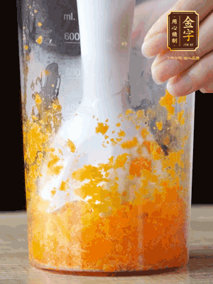 加玉米油、水怡、水揉搓成細(xì)膩的面團(tuán)。松弛半小時(shí)后，分成37g一個