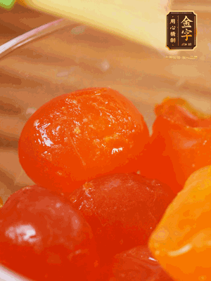 咸蛋黃噴白酒，170℃烤10分鐘。打碎過篩