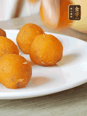 融化的黃油、芝士粉攪勻，加糖粉、蛋液、淡奶油、咸蛋黃攪勻，再加入玉米淀粉、奶粉拌勻，用不粘鍋炒至抱團(tuán)