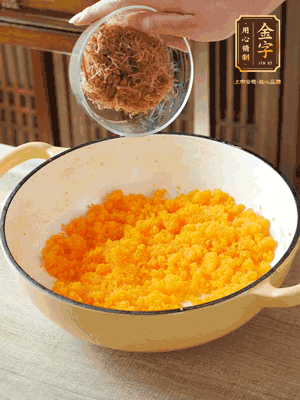 加火腿絲拌均，分成37g一個餡料，冷凍30分鐘