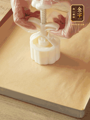 取一個面團(tuán)，捏扁，中間厚，四周薄?；⒖谕贤疲钡绞湛?，把餅胚放入模具里，壓2-3下