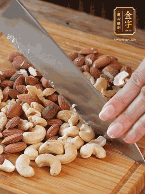 熟堅(jiān)果切成大顆粒，加入杏仁片、白芝麻、火腿絲、熟糯米粉、玫瑰花醬、花生油、水怡攪拌均勻，捏成52g一個(gè)的小球