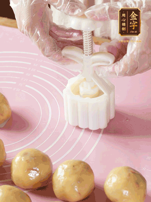 收緊虎口搓圓，裹上一層面粉，放入模具壓一壓