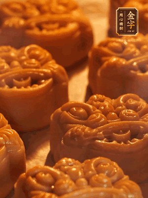 表面噴上水，烤箱預(yù)熱至190℃，170℃烤10分鐘