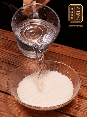 大米提前浸泡30分鐘。干香菇泡發(fā)切成條；蝦米提前浸泡2小時(shí)