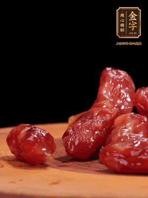 金字粒腸，一半切成片，一半保留整顆