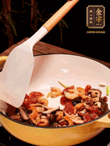 蔥白、干香菇、蝦米、香腸片略微翻炒才出香味，然后倒入料汁（生抽3勺、蠔油2勺、胡椒粉少許）、大米拌勻