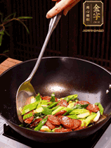 油熱下香腸炒至兩面微焦，下姜蒜、干辣椒、小米椒碎爆香