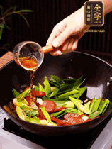 下蒜苗炒軟，沿鍋邊烹入一勺料酒，加醬油、蠔油、白糖調(diào)味炒勻