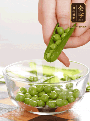 處理食材，藕切片，豌豆剝殼，菱角剝殼， 依次焯水