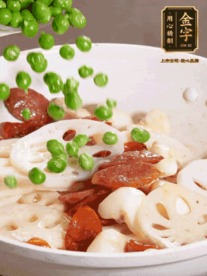 熱油下鍋，爆香香腸