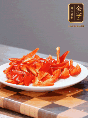 藕帶洗凈，斜切成小段備用、姜切絲、蒜切片、辣椒斜切，再切少許蒜