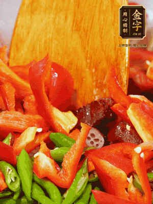 油熱后放入蒜末，下醬油肉煸香