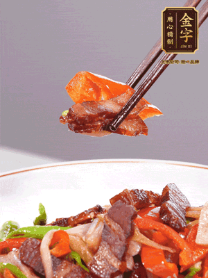 下藕帶、青紅辣椒翻炒均勻