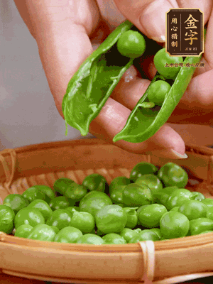 甜豆去殼，剝出甜豆米。百合小心剝成片。